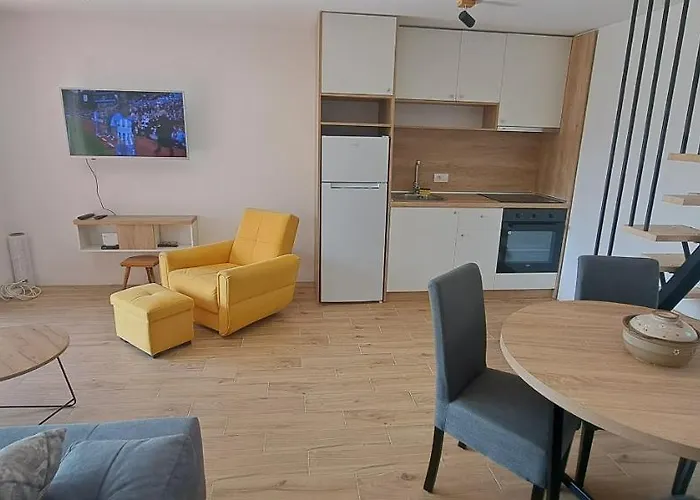 Kuca Carolija * 兹拉蒂博尔